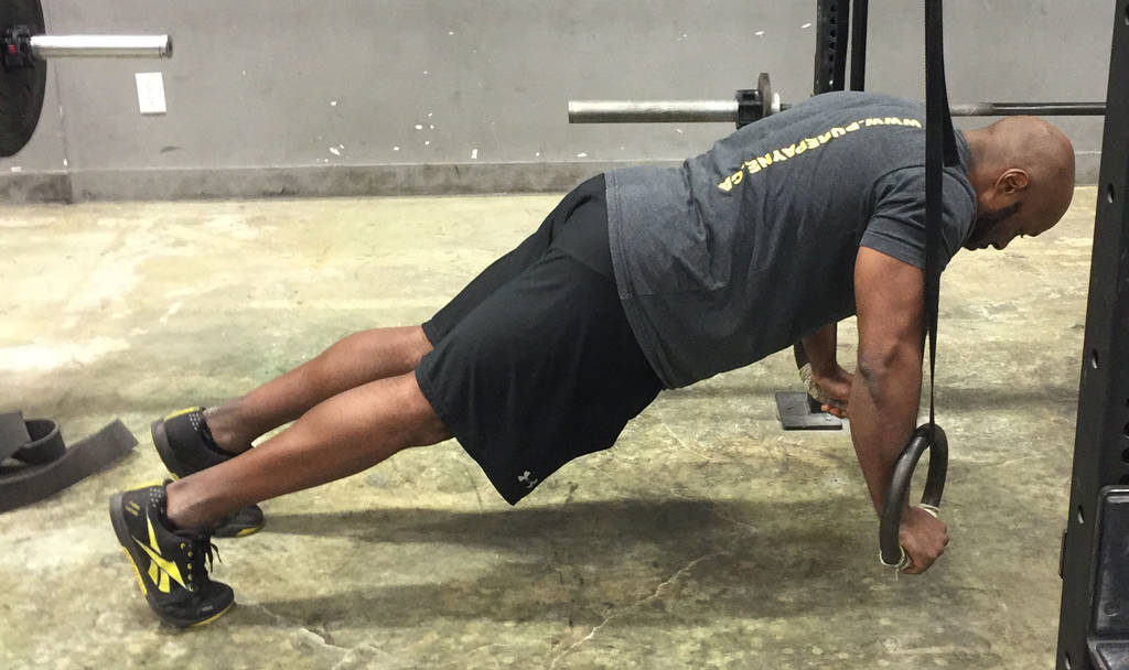 4 mișcări compuse pentru biceps și triceps - flotări la trx