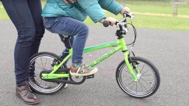 Cum îți înveți copilul să meargă pe bicicletă