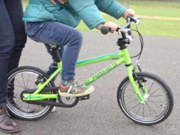 Cum îți înveți copilul să meargă pe bicicletă